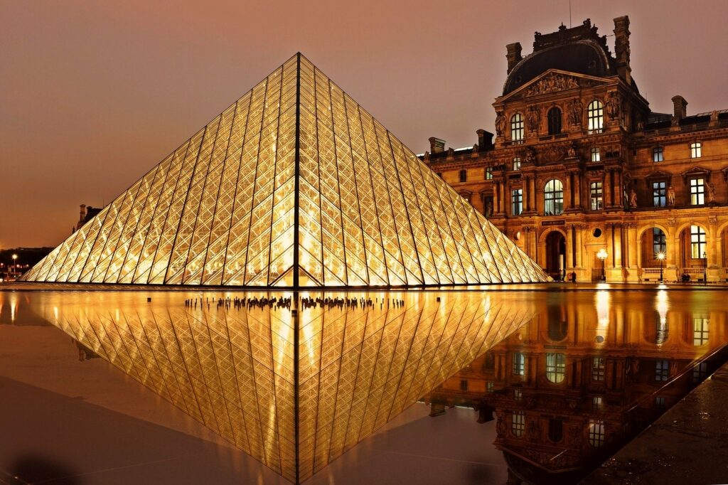 Pyramide du Louvre de nuit