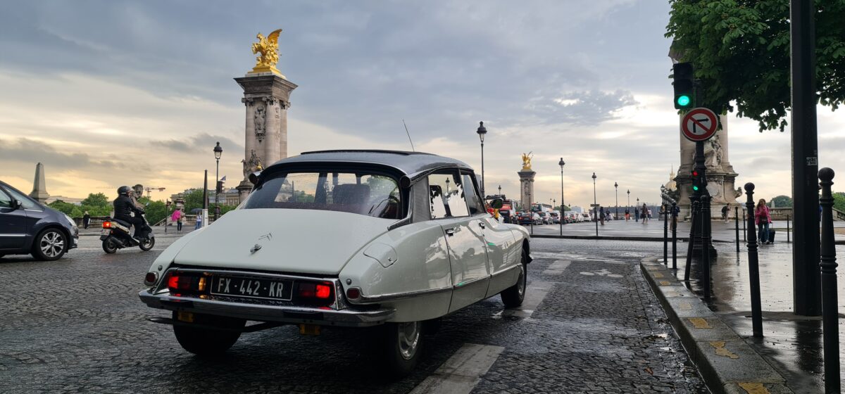 Voiture de collection blanche sur paris