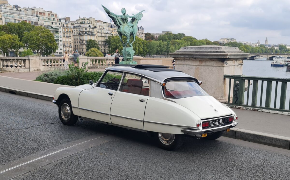 une voiture de collection blanche à Paris