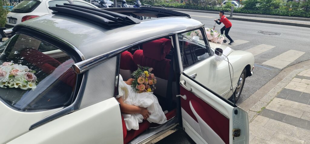 ancienne voiture décorée lors d'un mariage