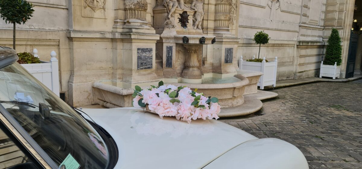 voiture décoré d'un bouquet de fleur lors d'un mariage