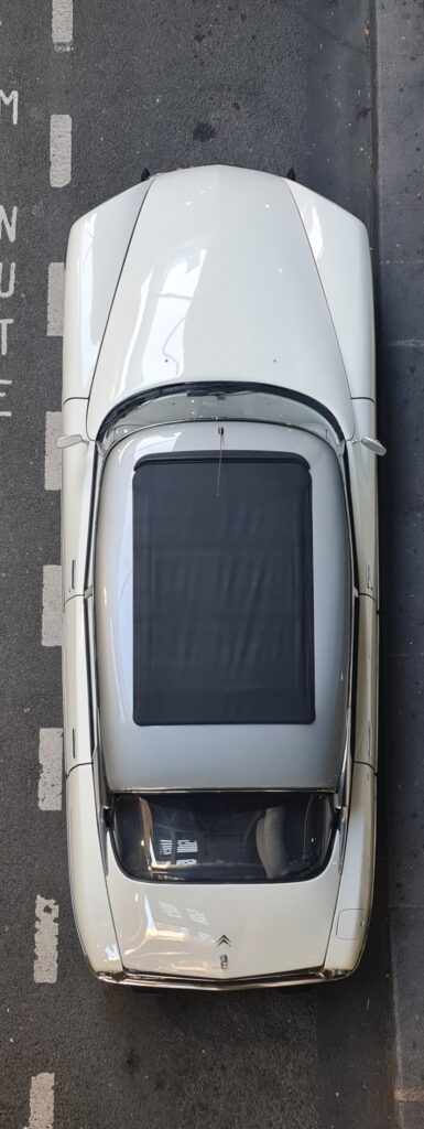 photo prise de haut d'une citroën DS 