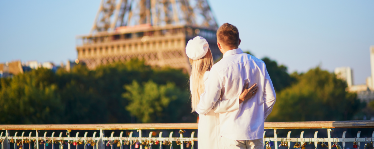 un couple d'amoureux devant la Tour Eiffel