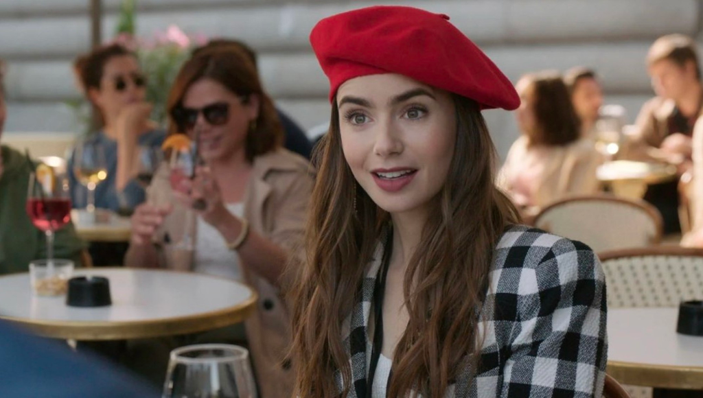 Lily Collins pendant le tournage de la série Emily in Paris